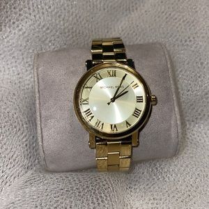 Previously sized, 3 links removed but are in the box. Can be put back if desired